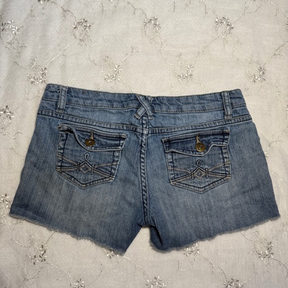 Vintage Y2K Mudd Patchwork Peace Sign Shorts Size 7 - Picture 2 of 5